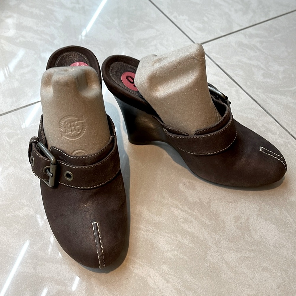 New! Series brown mule size 6B
